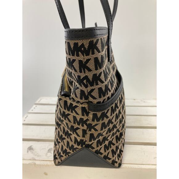 MICHAEL KORS, LARGE CANVAS SIGNATURE PRINT SHOULDER BAG - Picture 5 of 11